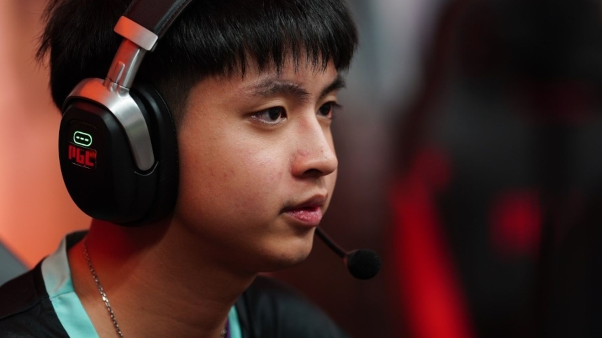 Menotté, un joueur pro de DOTA 2 forcé de jouer devant la police pour prouver son innocence